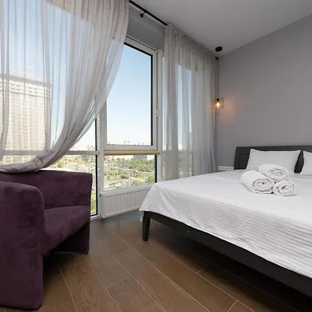 Stylish Panoramic Apartments. Smartplaza. Metro Minskaya Апартаменти Київ